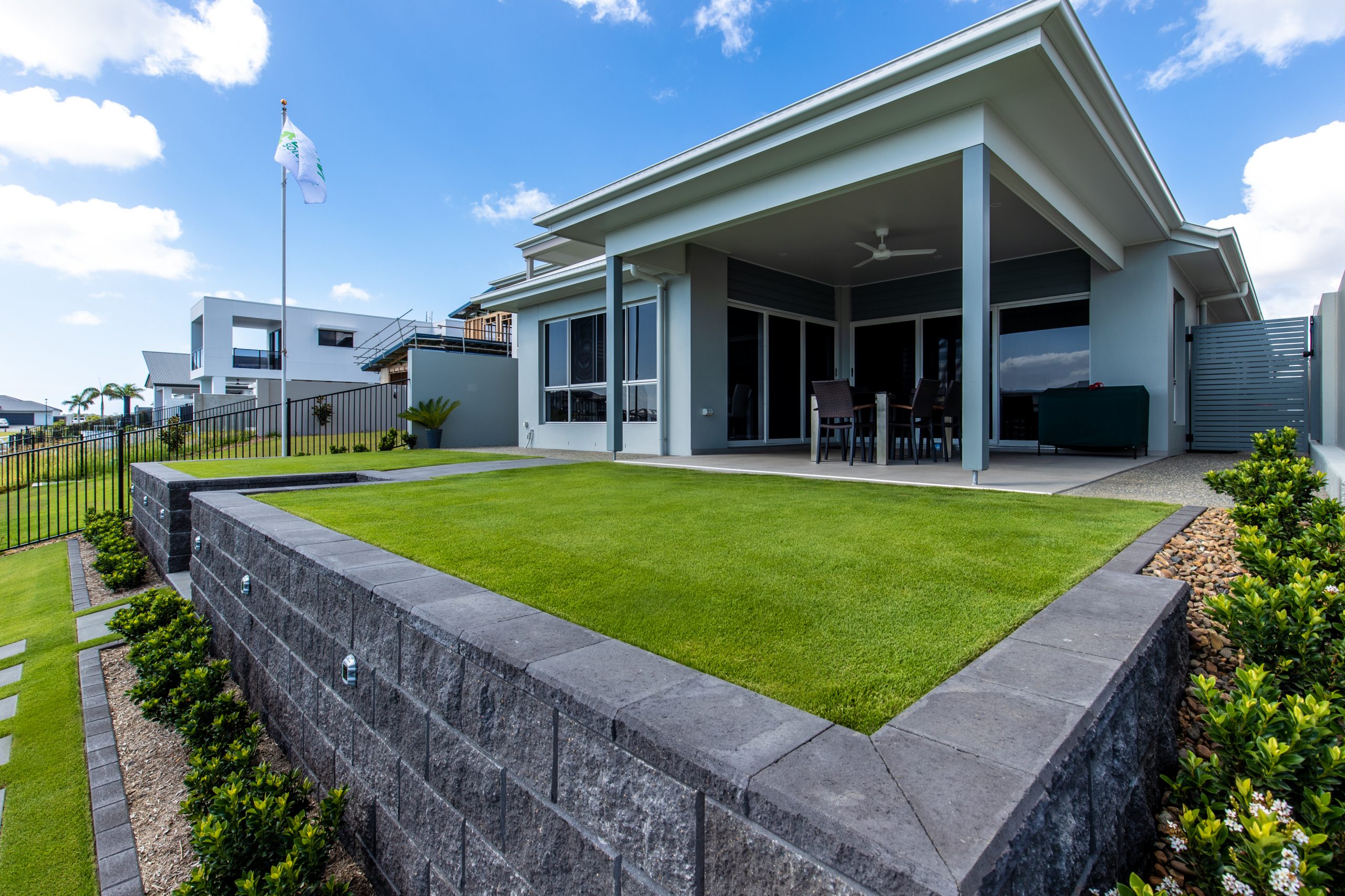 Retaining wall lawn edging